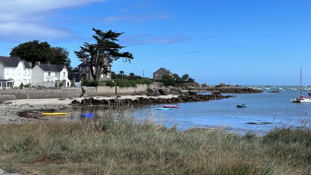 A coastal scene with houses, a rocky shoreline, and boats in the water. - In a haven of peace, charming house, 5 minutes from white sandy beaches (Plounéour-Brignogan-plages)