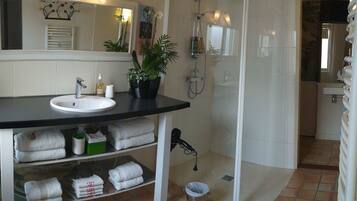 Douche, sèche-cheveux, serviettes fournies, savon