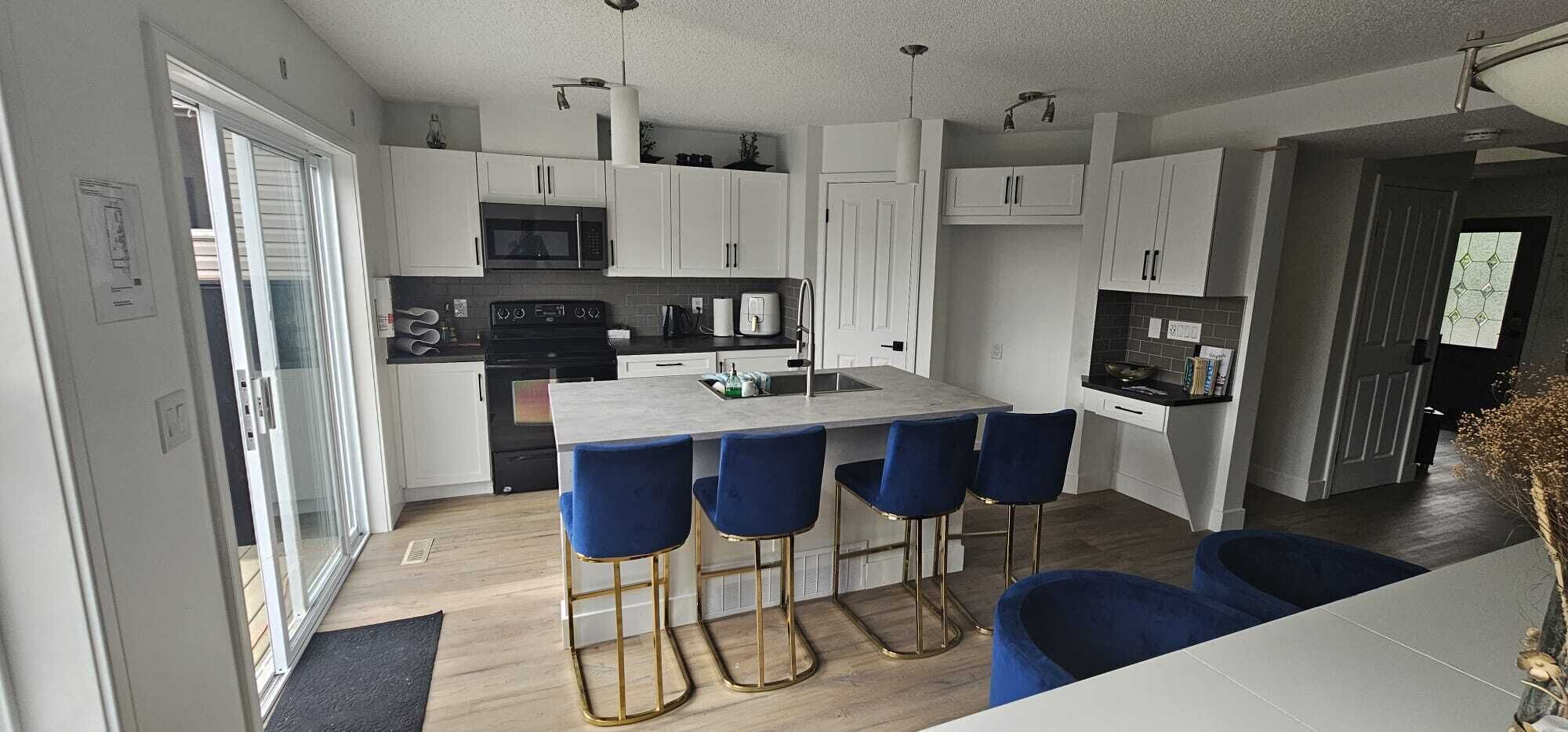 冷蔵庫、電子レンジ、オーブン、コンロ