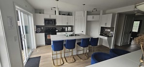 Kylskåp, mikrovågsugn, ugn och spishäll