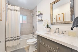 Een douche, een haardroger, handdoeken, zeep