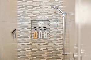 Dusche, Haartrockner, Handtücher, Seife