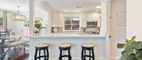 Kylskåp, mikrovågsugn, ugn och spishäll