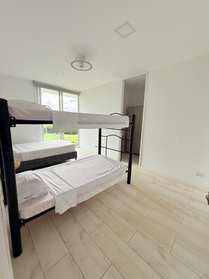 5 Schlafzimmer, Bügeleisen/Bügelbrett, WLAN, Bettwäsche