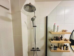 Douche, sèche-cheveux, serviettes fournies