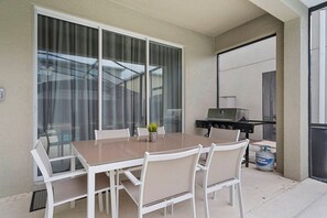 Outdoor dining - Storey Lake 5BR Themed Villa –10 min to Disney (Kissimmee)