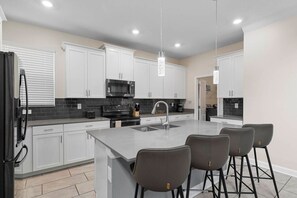 Réfrigérateur, micro-ondes, four, lave-vaisselle