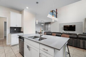 Een koelkast, een microgolfoven, een oven, een vaatwasser