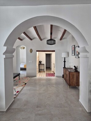 3 عدّة غرف نوم ومكواة/لوح كي وواي فاي وملاءات أسرّة