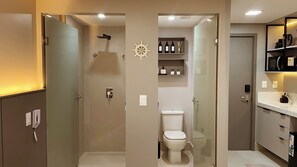 Apartamento básico | Banheiro | Secador de cabelo, toalhas de banho