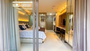 Een hotelkamer met een bed, een bureau en een badkamer.