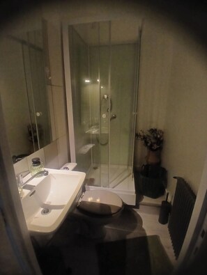 Secadora de cabello, toallas, jabón 