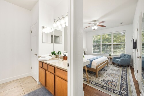 Boho Chic Gated Condo – 2 King Suites, Community Pool, Near UF & Shands