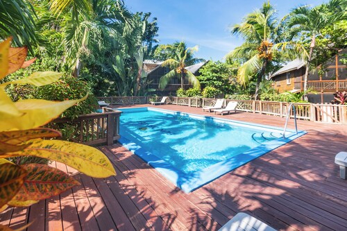  Charming 3-bedroom house with AC in Sandy Bay, SCUBA, and snorkelers paradise