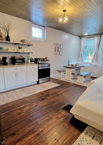 Cozy, historical retreat near the Overlook