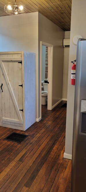 Een douche, handdoeken, zeep, toiletpapier