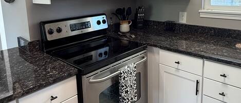 Een magnetron, een oven, een kookplaat, een vaatwasser