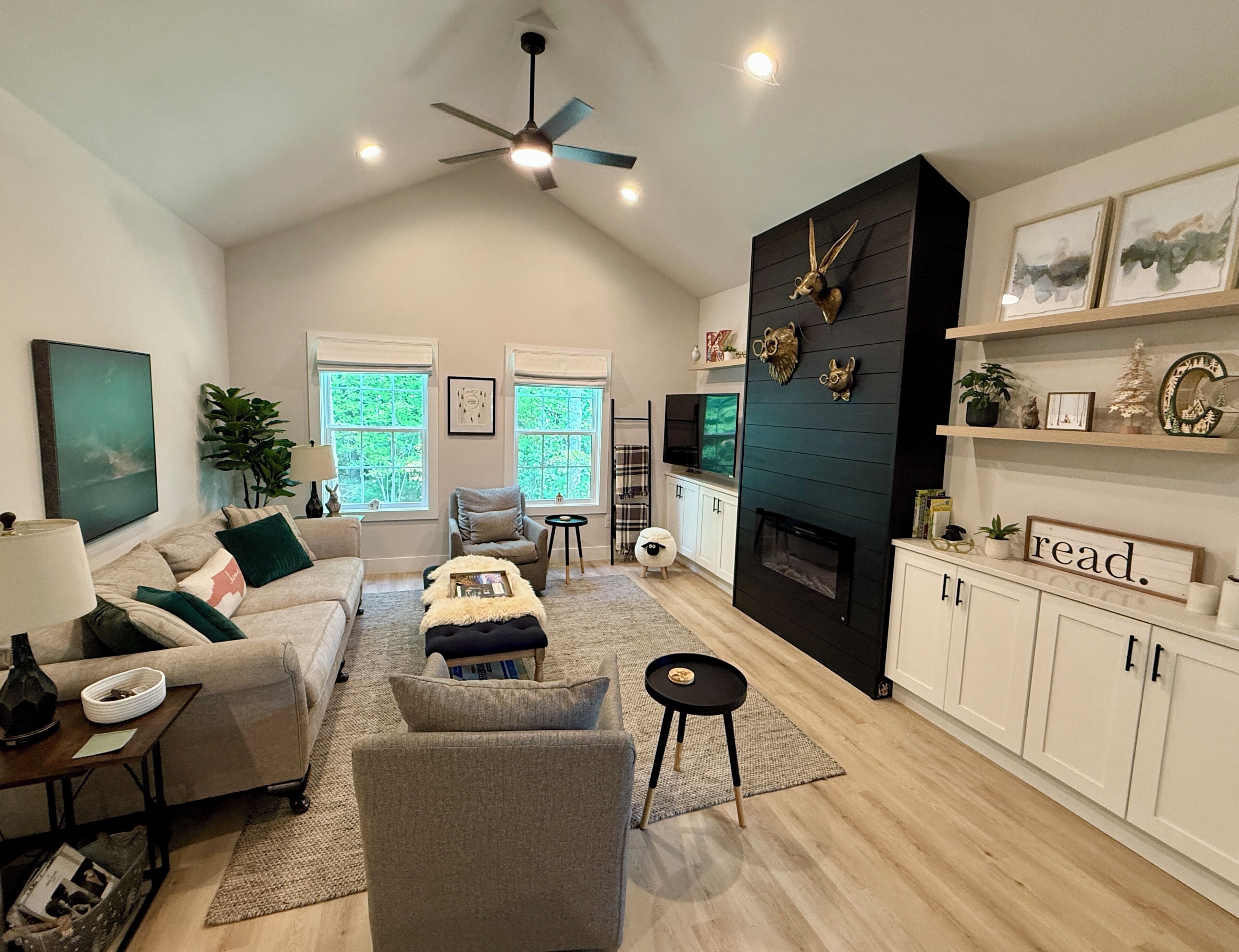 Smart-TV, Kamin, Bücher