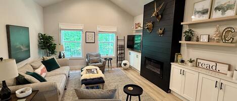 Smart-TV, Kamin, Bücher