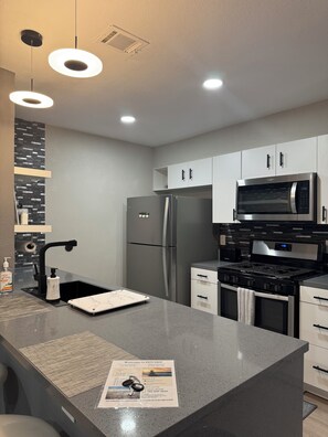 Mikrobølgeovn, ovn, kogeplade, opvaskemaskine