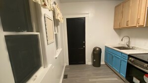 Private kitchen - Hidden Gem: Cozy, please read full description (Cleveland)