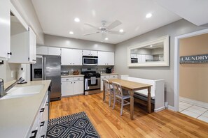 Kjøleskap, mikrobølgeovn, ovn og kokeplater