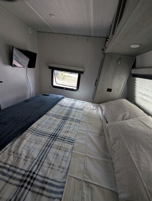 1 bedroom, free WiFi, bed sheets - Camp in the Sunshine in enchanting Crystal River , Resort Amenities, sleeps 4 (Crystal River)
