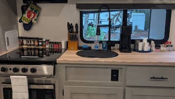 Een koelkast, een magnetron, een kookplaat