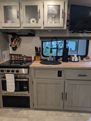 Fridge, microwave, stovetop, coffee/tea maker - Camp in the Sunshine in enchanting Crystal River , Resort Amenities, sleeps 4 (Crystal River)