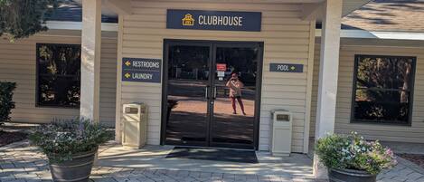 تفاصيل الفندق من الخارج