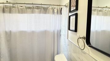 Serviettes fournies, savon, papier toilette