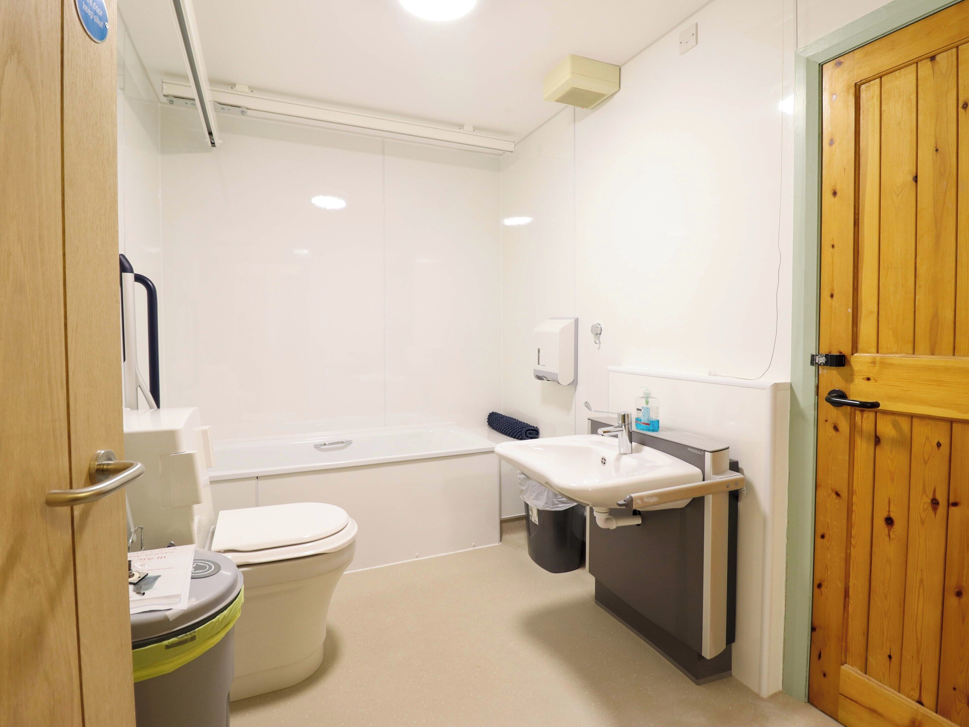 Un baño con inodoro, lavamanos y ducha.