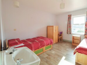 10 bedrooms, individually decorated, individually furnished, free WiFi - Clwyd Special Riding Centre (Wrexham)