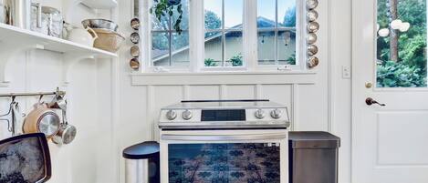 Een oven, een kookplaat, een vaatwasser