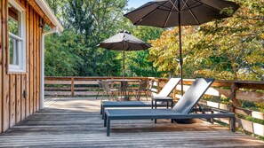 Outdoor dining - Chic East Hampton A-Frame, Steps to Sammys Beach & the 116 Preserve (East Hampton)
