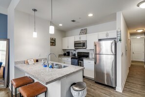 Fridge, microwave, oven, stovetop - Cozy 1BD1BA Suite in Heart of INDY (Indianapolis)