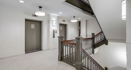 Cozy 1Bd1Ba Downtown Suite with FREE Garage Parking!