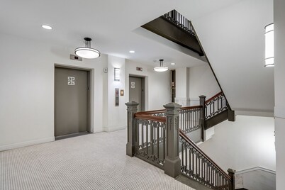 Cozy 1Bd1Ba Downtown Suite with FREE Garage Parking!