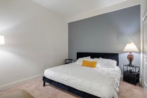 1 bedroom, desk, iron/ironing board, free WiFi - 1Bd1Ba Downtown Indy Suite with Garage Parking (Indianapolis)