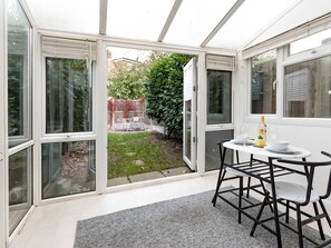 Outdoor dining - Pass the Keys | Cosy home | Basildon | Ideal for contractors (Basildon)