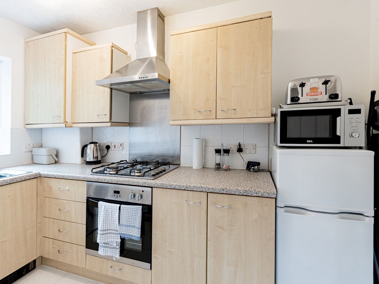 Kühlschrank, Mikrowelle, Ofen, Toaster