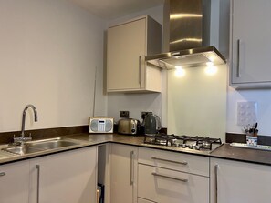 Kjøleskap, mikrobølgeovn, ovn og oppvaskmaskin