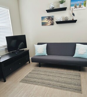 TV - Cozy One-bedroom Suite in Central Merritt Island (Merritt Island)