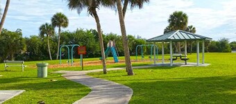 Cozy One-bedroom Suite in Central Merritt Island