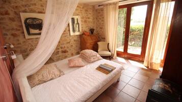 4 bedrooms, iron/ironing board, WiFi, bed sheets