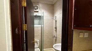 A bathroom with a toilet, shower, and sink. - Wardat Aljumizah Hotel (Makkah)