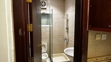 Basic Room | Bathroom | Shower, towels, soap, shampoo