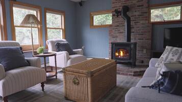 Una Smart TV, una chimenea, una impresora