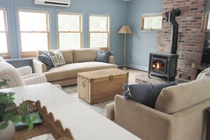 Una Smart TV, una chimenea, una impresora