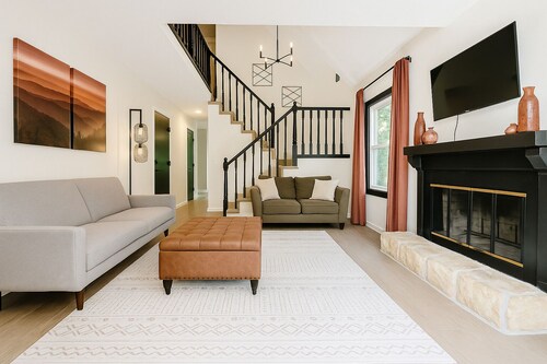 NEW Charming 2 bedroom, with cozy, quiet backyard, close to campus and LMH,